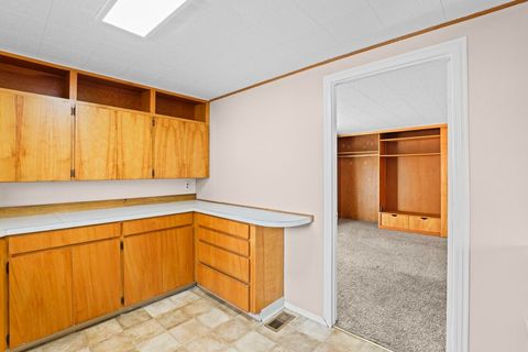 Tiny photo for 703 Mitchell Street, Klamath Falls, OR 97601 (MLS # 220212255)