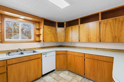 Tiny photo for 703 Mitchell Street, Klamath Falls, OR 97601 (MLS # 220212255)