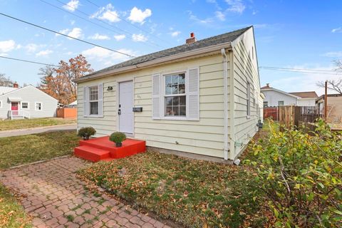 Tiny photo for 703 Mitchell Street, Klamath Falls, OR 97601 (MLS # 220212255)