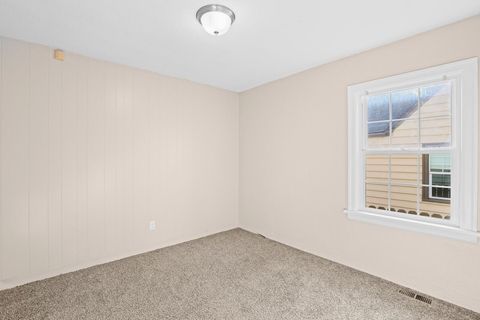 Tiny photo for 703 Mitchell Street, Klamath Falls, OR 97601 (MLS # 220212255)