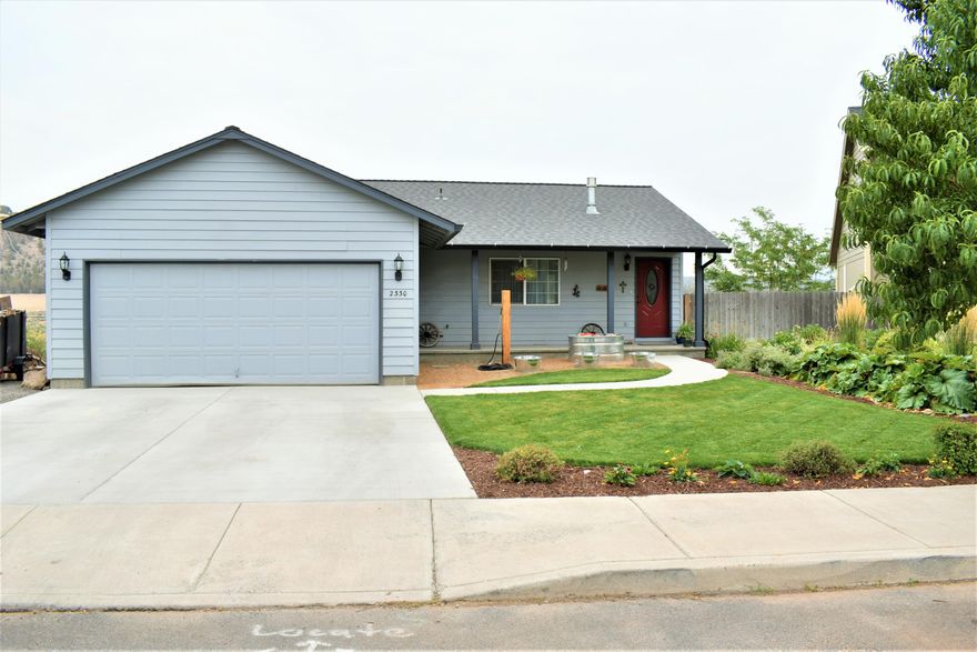 Unobstructed Barnes Butte views from this amazing 2237 sqft home!! Walk out your back gate and hop on the trails!! This home features a completely remodeled kitchen with new cabinets, marble counters, and all new appliances. Upstairs flooring is all new composite Hickory. The master bedroom and a second bedroom share the first floor with two bathrooms and the laundry area. Downstairs is a large family room with an attached office area, two more bedrooms, another bathroom, and a large storage closet! Floors downstairs have radiant heat! A new 50 year roof, fresh paint, and professional landscaping makes this home ready for you! Call today to set up a showing