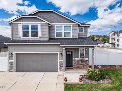 Photo of 1675 Monarch Lane, Medford, OR 97504 (MLS # 220228602)