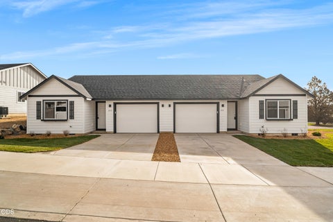 Photo of 891 SE Starview Avenue, Madras, OR 97741 (MLS # 220224228)