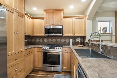 Tiny photo for 63137 Britta Street, Bend, OR 97703 (MLS # 220219663)