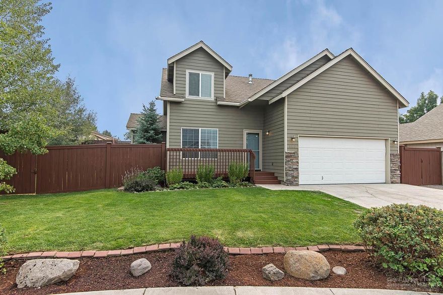 This family home is located on a cul de sac in a desirable neighborhood near St. Charles hospital, shopping, restaurants, and Big Sky Park. Trailer/boat parking on the side, two bedrooms and full bath on each level, covered & private back patio, laminate wood flooring including stairs, and many more upgrades make this home a must see!