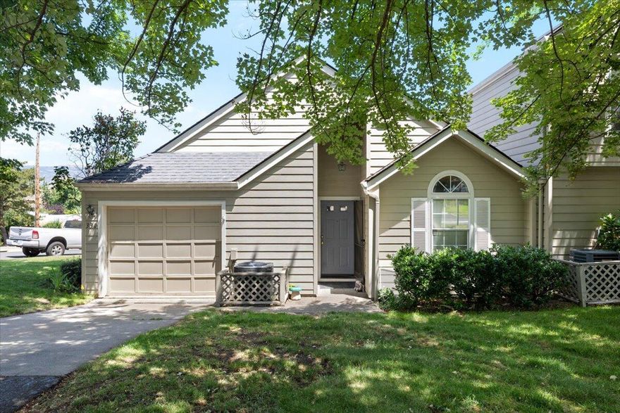 Charming well maintained  2 bed 2 bath end unit in GlennVista Estates. This townhome boasts updated laminate flooring, vaulted ceilings, private, fenced backyard and a attached 1 car garage. 
The monthly association fees cover exterior building maintenance, trash removal, front yard landscaping & irrigation, access to the pool, hot-tub, exercise/event room and onsite manager.