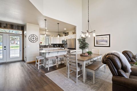 Tiny photo for 964 Golden Pheasant Drive, Redmond, OR 97756 (MLS # 220210231)