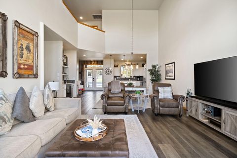 Tiny photo for 964 Golden Pheasant Drive, Redmond, OR 97756 (MLS # 220210231)