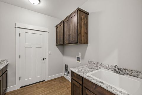 Tiny photo for 16065 Cascade Lane, La Pine, OR 97739 (MLS # 220209912)