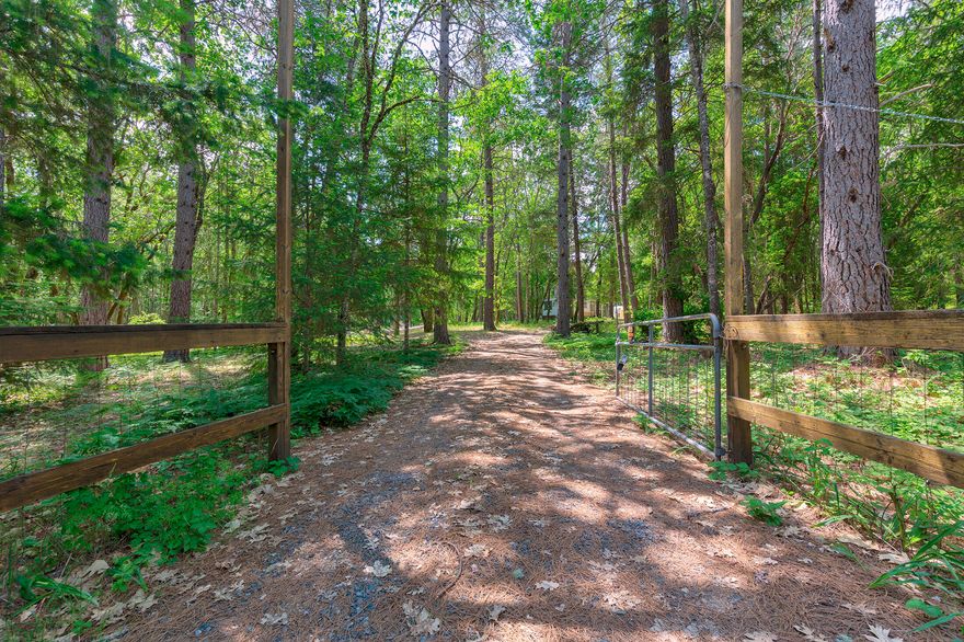 Beautiful 6.43-acre level piece of property in the desirable Jerome Prairie area!  This 2b 2b clean and tidy 924sf home is move in ready or would be an ideal set up to build your dream home.  Primary bedroom and guest bedroom are on opposite sides of the house allowing for extra privacy, large walk-in closet in primary and soaking tub in primary bath. Exterior just painted in July. There is plenty of usable land and is gated and fully fenced allowing for animals along with 2 storage sheds for those extra items. Wonderful country setting yet minutes away from shopping and medical.  Ask listing agents about potential private financing.  Don't miss this one!!