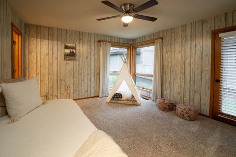 Tiny photo for 57716 Vine Maple Lane, Sunriver, OR 97707 (MLS # 220227292)
