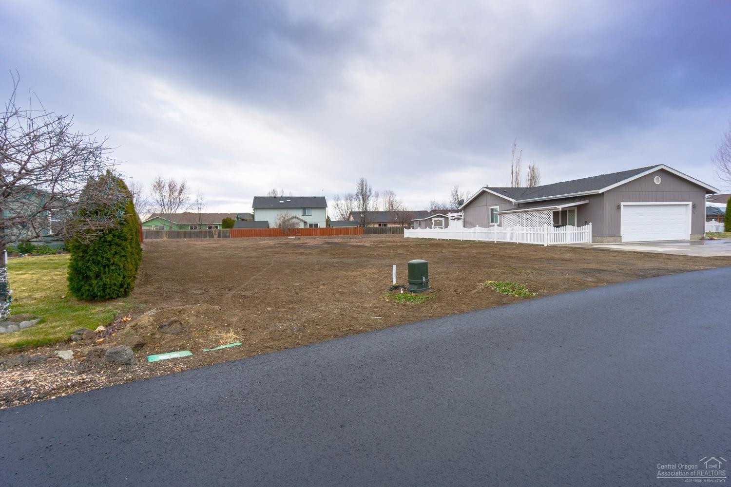 Desert Meadows - Land