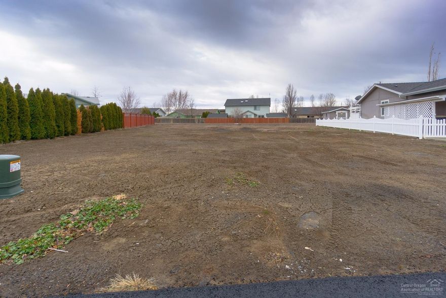 Ready for the home of your choice. Level lot with easy access to utilities. Located in the NE corner of Redmond, just minutes from the parkway & amenities.