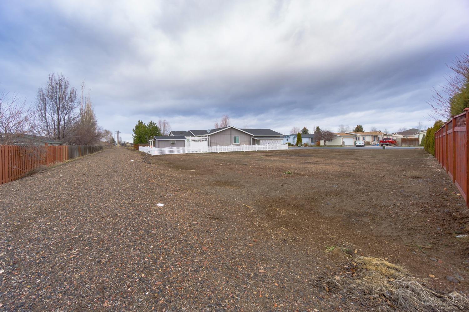 Desert Meadows - Land