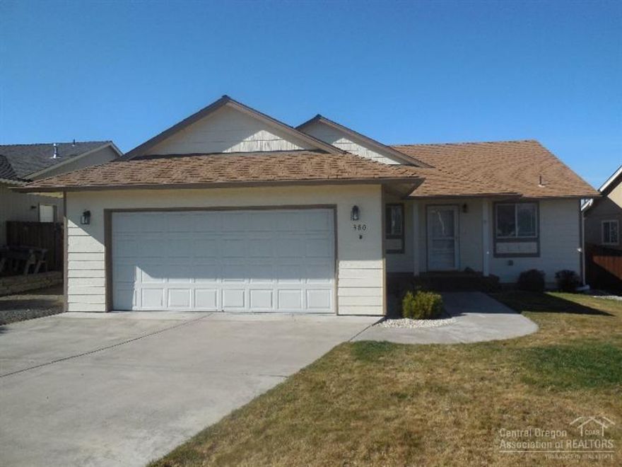 Beautiful home in Morning Crest. Open concept living with vaulted ceiling. Pride of ownership with lots of care shows throughout this home.