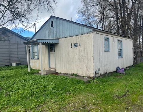 Photo of 844 W Stewart Avenue, Medford, OR 97501 (MLS # 220216942)