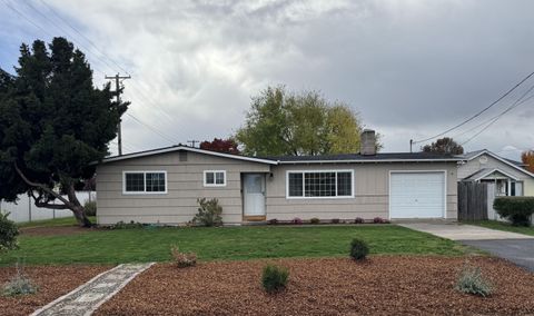 Photo of 840 Ash Street, Central Point, OR 97502 (MLS # 220211689)