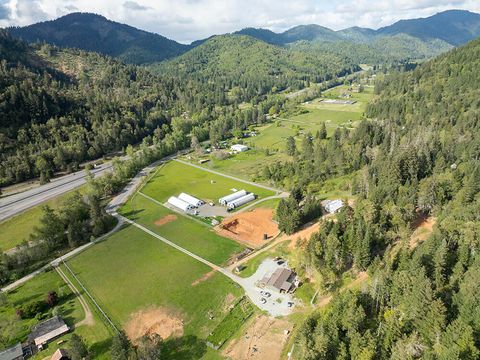 Photo of 321 N Frontage Road, Wolf Creek, OR 97497 (MLS # 220210989)