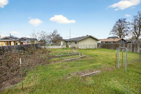Tiny photo for 470 De Barr Avenue, Medford, OR 97501 (MLS # 220215686)