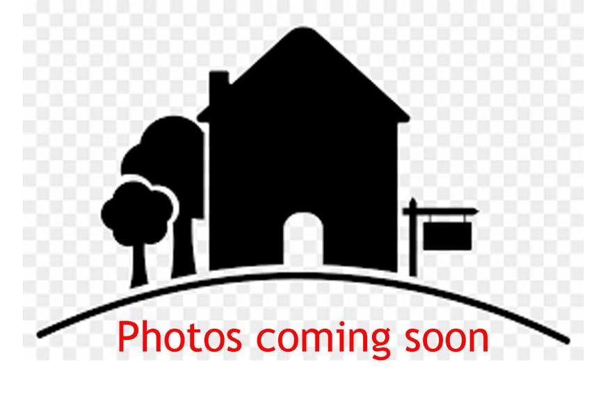 Beautiful two bedroom two bathroom home in East Medford.  Close to shopping, dinning, and medical facilities; makes it a great location.  of this home are the large living room with a gas fireplace, vaulted ceilings and large kitchen with plenty of storage.  Part of a planned community with exterior maintenance included with dues (front yard landscaping, roofing, painting, street lights etc.) Seller and listing agent are related.