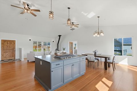 Tiny photo for 8905 NW Elizabeth Way, Prineville, OR 97754 (MLS # 220217301)