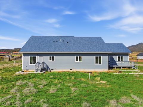 Tiny photo for 8905 NW Elizabeth Way, Prineville, OR 97754 (MLS # 220217301)