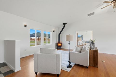 Tiny photo for 8905 NW Elizabeth Way, Prineville, OR 97754 (MLS # 220217301)