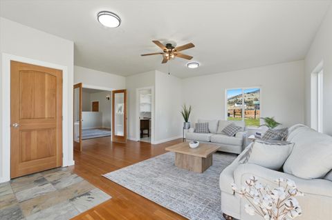 Tiny photo for 8905 NW Elizabeth Way, Prineville, OR 97754 (MLS # 220217301)