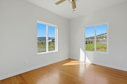Tiny photo for 8905 NW Elizabeth Way, Prineville, OR 97754 (MLS # 220217301)