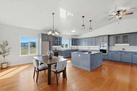 Tiny photo for 8905 NW Elizabeth Way, Prineville, OR 97754 (MLS # 220217301)