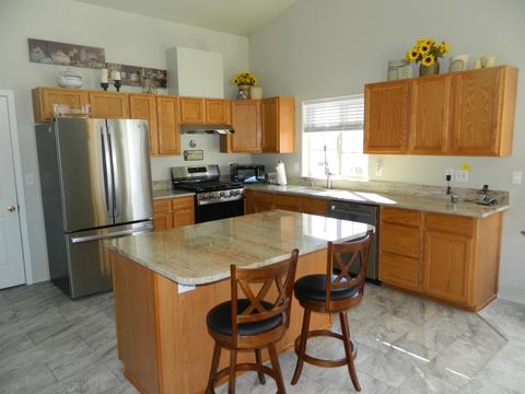 Tiny photo for 1017 Bismark Street, Klamath Falls, OR 97601 (MLS # 220217252)