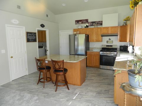 Tiny photo for 1017 Bismark Street, Klamath Falls, OR 97601 (MLS # 220217252)