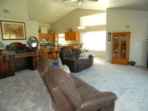 Tiny photo for 1017 Bismark Street, Klamath Falls, OR 97601 (MLS # 220217252)