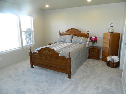 Tiny photo for 1017 Bismark Street, Klamath Falls, OR 97601 (MLS # 220217252)