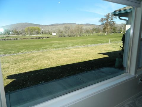 Tiny photo for 1017 Bismark Street, Klamath Falls, OR 97601 (MLS # 220217252)