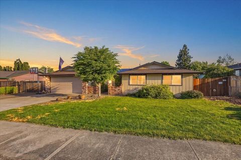 Photo of 2573 Eaton Drive, Medford, OR 97504 (MLS # 220220166)