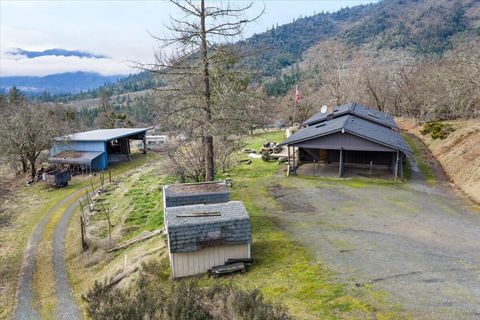 Photo of 872 Scott Drive, Grants Pass, OR 97527 (MLS # 220215213)