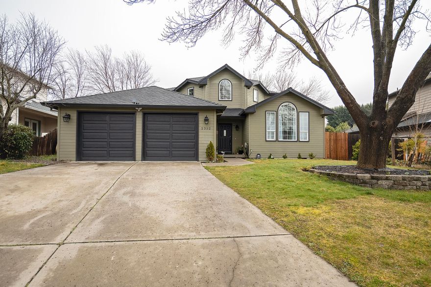 Beautiful East side home on large .21 acre lot is a must tour! Outstanding curb appeals welcomes you inside as you're greeted by the spectacular sprial staircase and soaring ceilings. Home features a formal living room area with vaulted ceilings plus a seperate family room. Nicely updated kitchen offers grantite counters, custom tile back-splash, tile flooring, and a breakfast nook area. There is also a formal dining room perfect for large gatherings & special occasions! Master suite on the main level feels spacious with vaulted ceilings and a large master bath with seperate tub & shower. Upstairs discover 2 bedrooms and a connected bonus room area. Be sure to check out the 3rd garage door that allows you to pull through the rear yard! Lot's of great amenities to love and enjoy all in a wonderful cul-de-sac.
