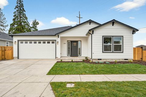 Photo of 348 Cascade Drive, Central Point, OR 97502 (MLS # 220213005)