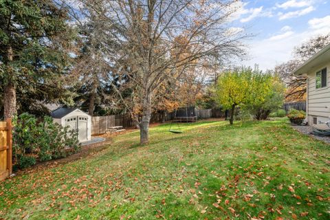 Tiny photo for 560 Woodberry Lane, Jacksonville, OR 97530 (MLS # 220212086)
