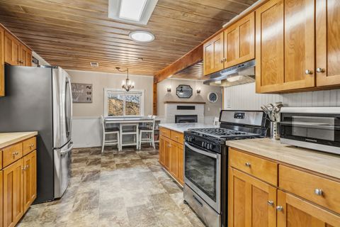 Tiny photo for 560 Woodberry Lane, Jacksonville, OR 97530 (MLS # 220212086)