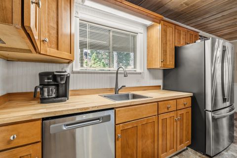 Tiny photo for 560 Woodberry Lane, Jacksonville, OR 97530 (MLS # 220212086)