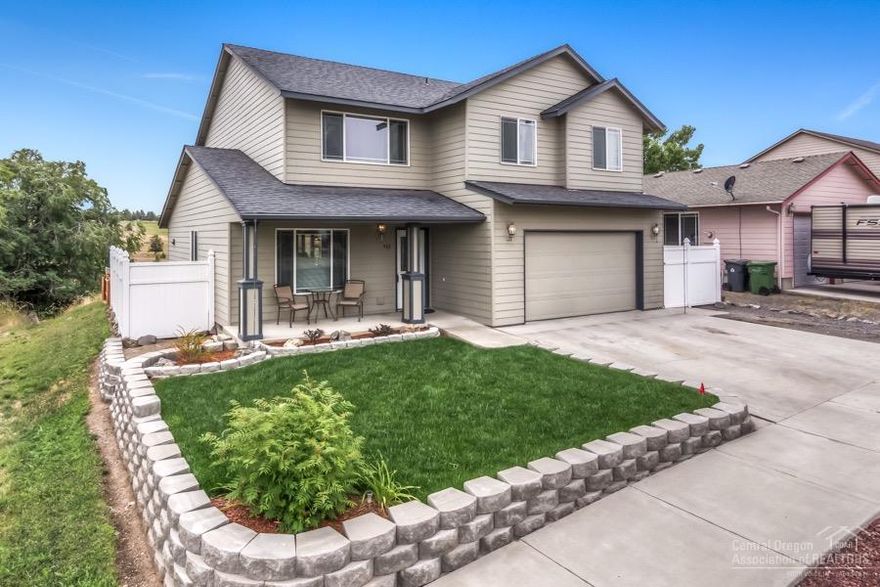 Priced below appraised value!! Wonderful turn-key 3 bed/2.5 bath home with 1,894 sq.ft on .18 acre lot with views in desirable Sunnyside Estates. Spacious open floor plan features gorgeous wood & laminate floors on the main level. Room for everyone with living room plus additional two story vaulted family room w/corner gas fireplace. Large kitchen with SS appliances & pantry & tile floors. Loft area on 2nd level works great as office space. Master bedroom & private bath features dual sinks with corner soaker tub, separate shower & walk-in closet. Heat pump, A/C, fenced yard w/auto-sprinkler system. 2 car garage & new water heater. New sod installed in backyard. Sliding door leads to your back deck where you can enjoy beautiful scenic views from sunrise to sunset, all year round.