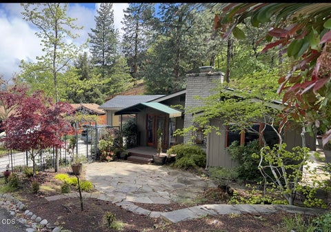 Photo of 802 Beach Street, Ashland, OR 97520 (MLS # 220228727)