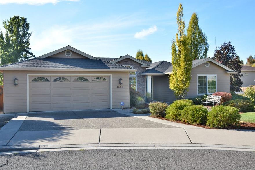 Delightful single level home in a popular East Medford neighborhood. This 4 bedroom and 2 bathroom home has a spacious floor plan with vaulted ceilings and lots of natural light. This well maintained 2001 built home has hardwood floors, open floor plan with lots of room for entertaining. The back yard has a covered porch area for you to relax and enjoy the beautiful summer days and nights and views of the sunset.
