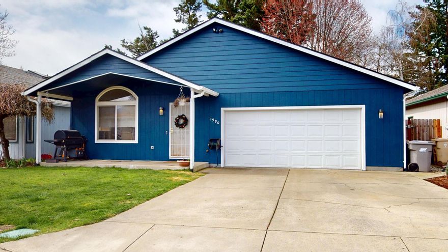 Turn key 1125 sq ft, 3 bedrooms, 2 bath home in Morningstar Estates. Located just .8 miles from the All Sports Park (baseball, softball, soccer, basketball, pickleball, walking, Rogue River), and just minutes from downtown Grants Pass. Home was re roofed in 2024, and recently painted inside and out.  The 2 car garage offers space for storage, with additional parking within the private neighborhood. Home has a vaulted living room, tile shower in ensuite bathroom, and newer appliances, Backyard is fully fenced with  spacious deck. 
There are also 2 large grass common areas with a gazebo. Schedule a tour today. Information deemed reliable and should be verified.