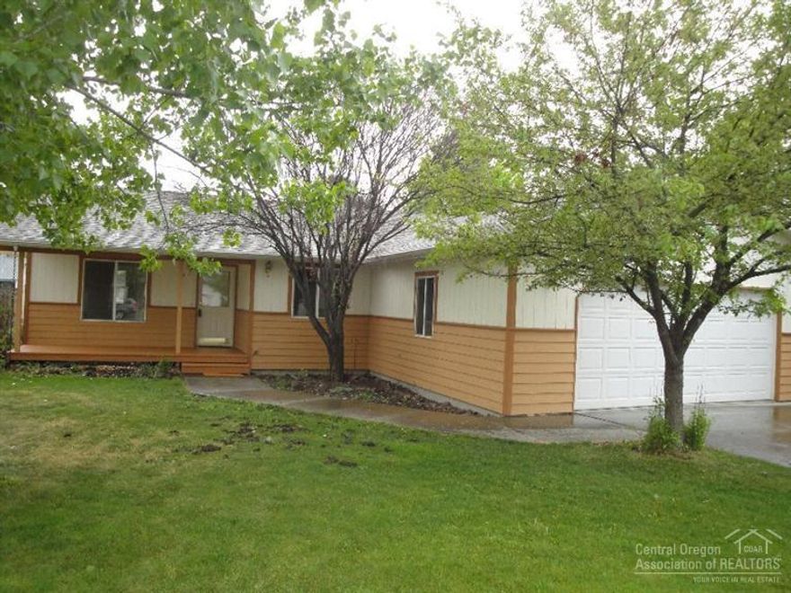 Investors and owner occupants, open floor plan very nice home priced to sell quickly. Mature trees, privacy fence, sprinkler system, kitchen sky light, covered front porch make for comfortable living in this great neighborhood. This house is convenient to schools. Don't wait on this one.