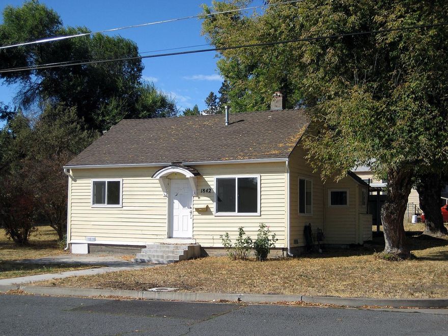 This home is very cute and ready for new owners. Spacious eat-in kitchen, huge laundry room with lots of storage, a small one-car garage plus a carport, fresh interior paint, nice carpets, good roof and home is in nice condition. Sellers have done lots of work to make this financeable with government loans, including fixing peeling paint, earth/wood contact, siding, etc. and have priced this one to sell fast! Come take a look right away - this could be an excellent starter home, great for OIT students, and also pencils well as a rental investment!