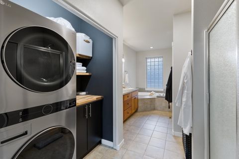 Tiny photo for 1281 Highland View Loop, Redmond, OR 97756 (MLS # 220212866)