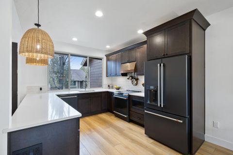 Tiny photo for 1281 Highland View Loop, Redmond, OR 97756 (MLS # 220212866)